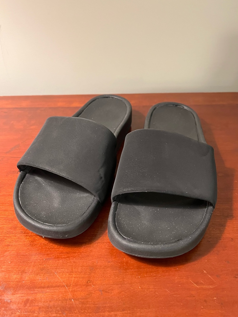 Women’s Makenna Black slip on slides Sandals size 9